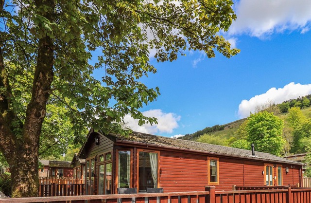 FELLSIDE RETREAT LODGE, pet friendly, with a garden in Windermere