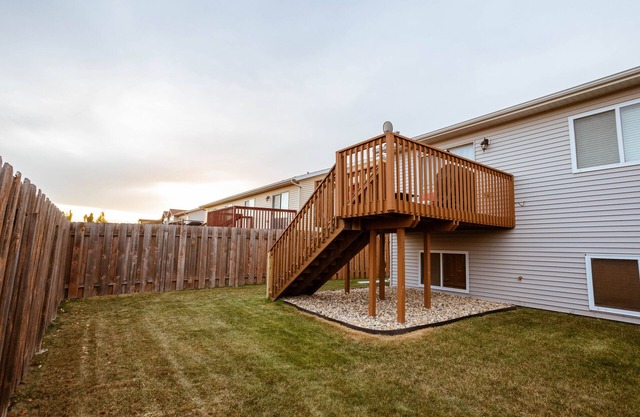 Fenced Yard I King I Grill I Pack 'n Play I 75" TV