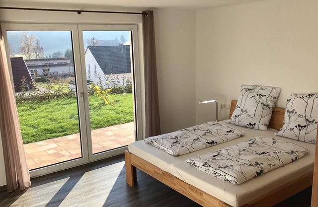 Ferienwohnung Kapellenblick 1, 85qm, zwei Schlafzimmer, Wohnzimmer, Terrasse und WLAN