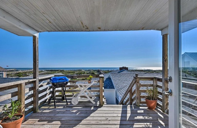 Fernandina Cottage with Deck and Direct Beach Access!