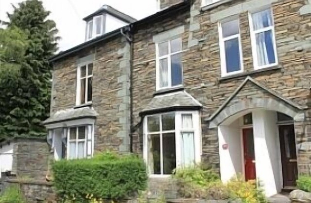 Fernleigh 3 Bedroom pet friendly cottage central Ambleside. Garden and parking.
