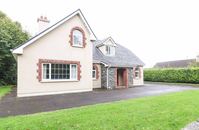 FERNWOOD, pet friendly, with open fire in Killarney, County Kerry