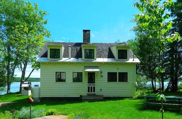 Fiddlehead - Charming 4 bedroom cottage offers spectacular views of the Lake!