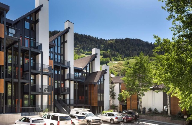 Fifth Avenue Condominiums by Frias