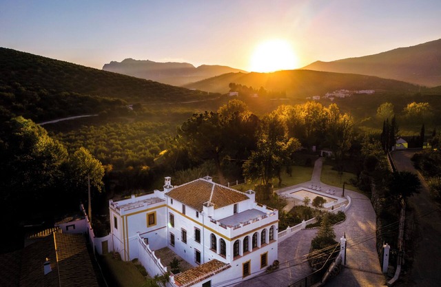 Finca Las Pecas - Exclusive Andalusian luxury finca for families and celebrations
