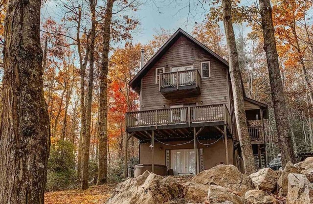 Find Fall Colors | Cabin + Hot Tub Near Parkway