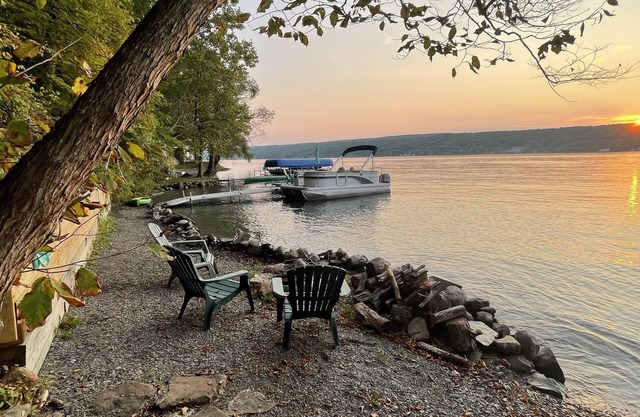 Finger Lakes Cottage w/Lake frontage & Sauna!