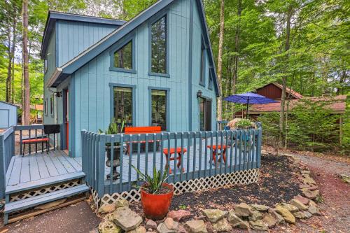 Fire Pit and Deck Colorful Cabin in Pocono Lake!