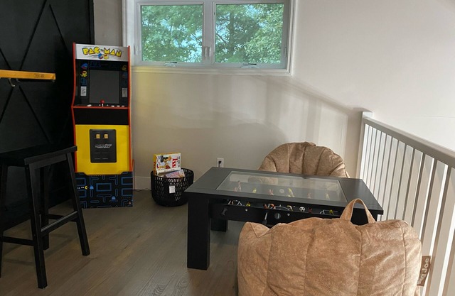 Fire Pit* HOT TUB* PlayRoom*Fireplace*SmartTVS