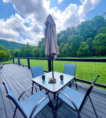 Firefly Fields 2-Acres With Guest House, Game Room, Mountain & River Views
