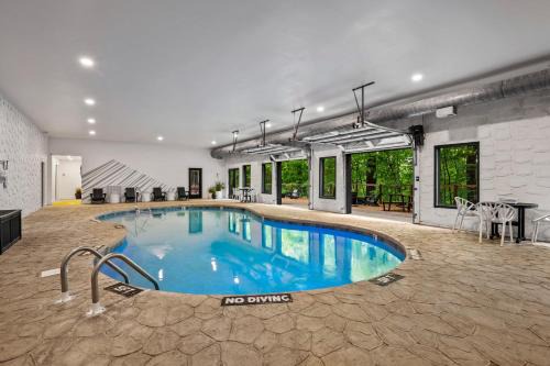 Firefly Mountain Suites by AvantStay Sleeps 36 Indoor Pool Hot Tub Game Room Playground
