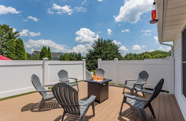 Firepit, fireplace, jetted tub + more! Close to JMU, Massanutten + Shenandoah!