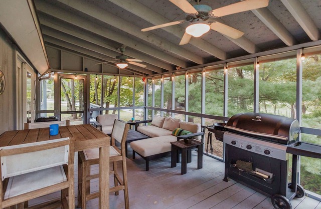 Fireplace, Fire Pit, Covered Porch & Resort Access