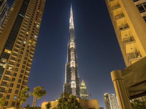 FIRST CLASS 2BR Luxury Facing Burj Khalifa
