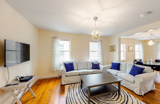 First-floor condo with shared laundry - steps to ski bus pickup, walk to dining