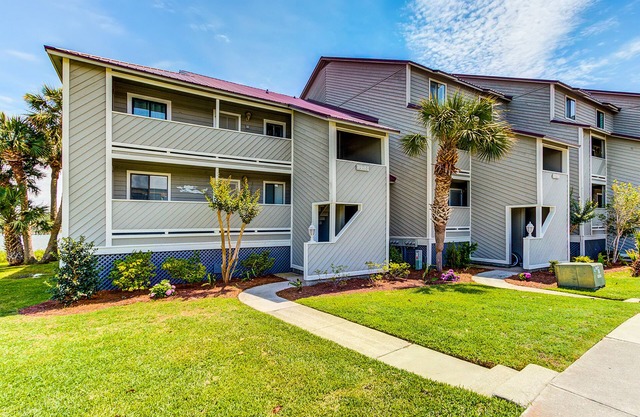 First-floor villa w/magnificent river view & community pool/dock/tennis courts