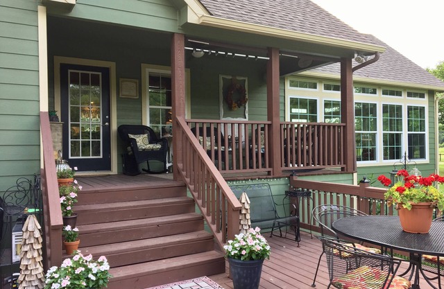 First Monday Trade Days, spa, fire pit, grill on a 600 SF covered party deck.