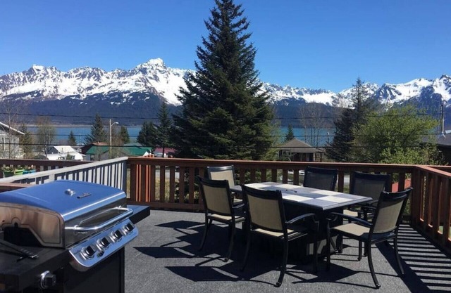 Fishers Hideaway - Two Bedroom Townhouse with Epic Views, Sleeps 6
