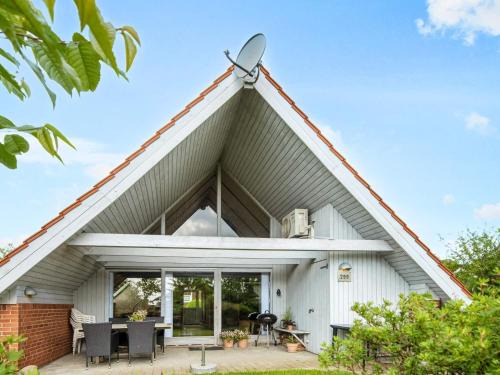 Five-Bedroom Holiday home in Juelsminde 2