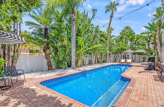Five Palms-Indulge in a Stunning Lido Key Retreat with Private Pool, Firepit, and Steps to the Beach