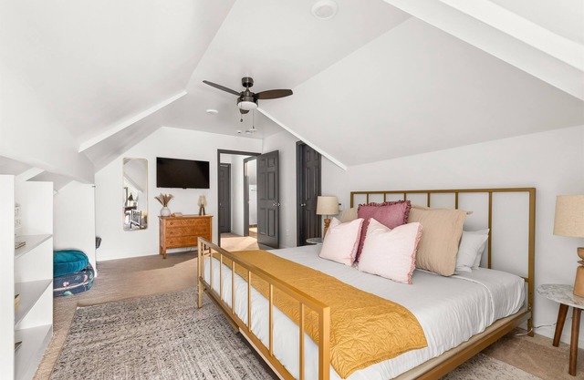 Five Points Jewel Charming 100-Year-Old Cottage, Walk to Eastside Hotspots