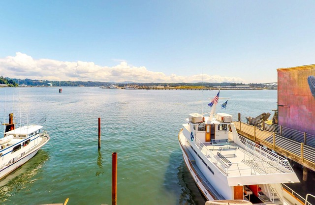 Five studios in a bayfront lodge w/ gas fireplaces & jetted tubs - near beach!