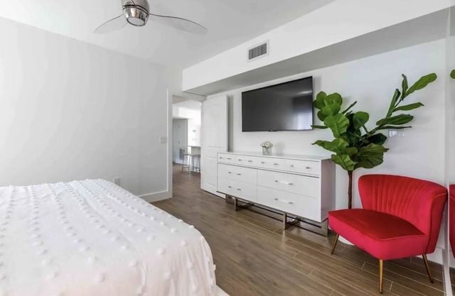 Flamingo Villa/4BR walk to downtown