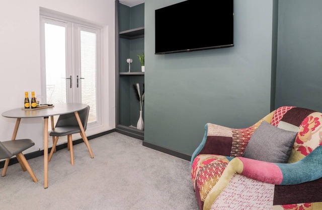 FLAT 1, MONA HOUSE, pet friendly, country holiday cottage in Deganwy