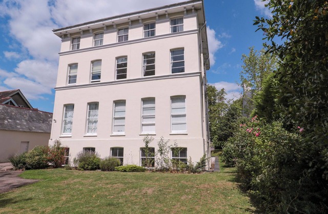FLAT 2 BATTLEDOWN GRANGE, family friendly in Cheltenham