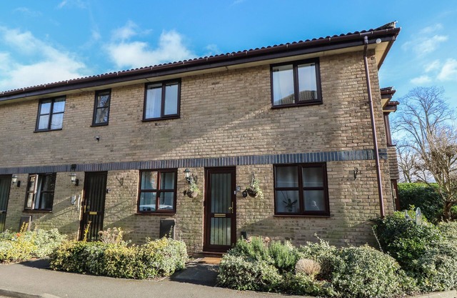 FLAT 2, CLIFTON GARDENS, pet friendly, with a garden in Southampton