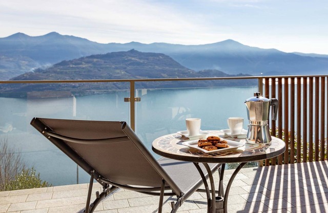 flat 'Corinth' with shared pool