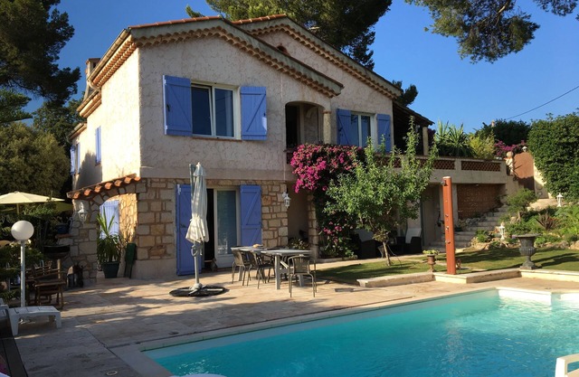 FLAT IN A VILLA CLOSE TO THE CENTER OF CANNES WITH POOL