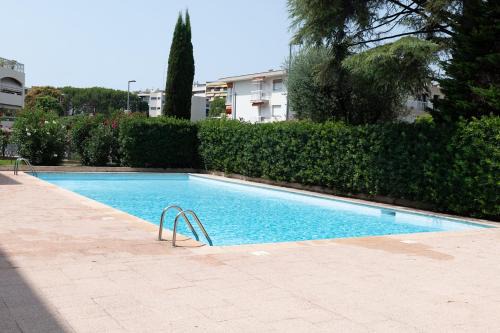 Flat with swimming pool close to the sea