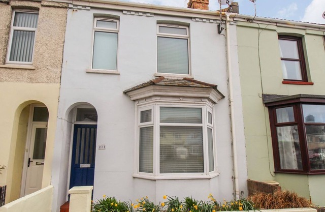 FLEET BREEZE, pet friendly, country holiday cottage in Wyke Regis