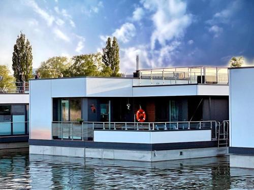 Floating Hideaway- Coco de Mer