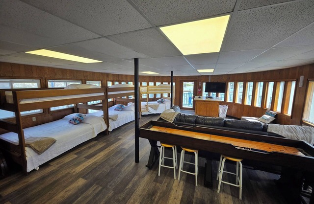 FLOATING HOUSE on Flathead Lake, kayaks, rooftop decks, watercraft rentals!