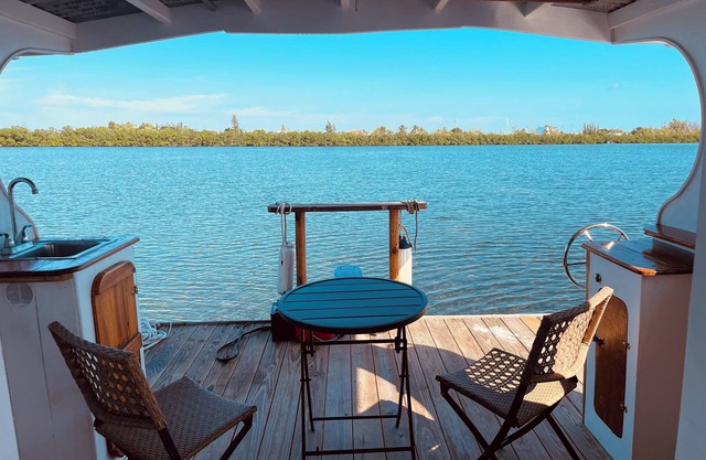 Florida Keys Living: Your Charming Houseboat Getaway in the Florida Keys!
