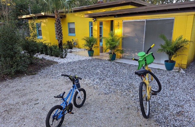 Florida Sunshine @ The Pineapple by the Bay House Beach & Downtown FWB!