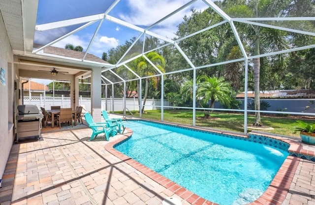 Florida Villa Sunrise - 4 Bedroom Home with Pool by Gulfcoast Holiday Homes