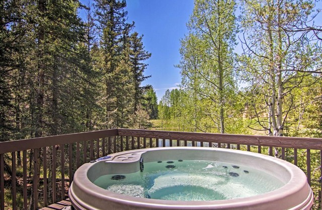 Florissant Hilltop Hideaway with Porch and Pond Access
