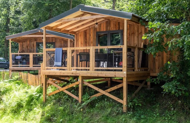 Flower Camping La Chênaie * - Premium VIP Lodge 34m2 - 2 bedrooms + TV + sheets + towels + covered terrace of 11m2 5 people