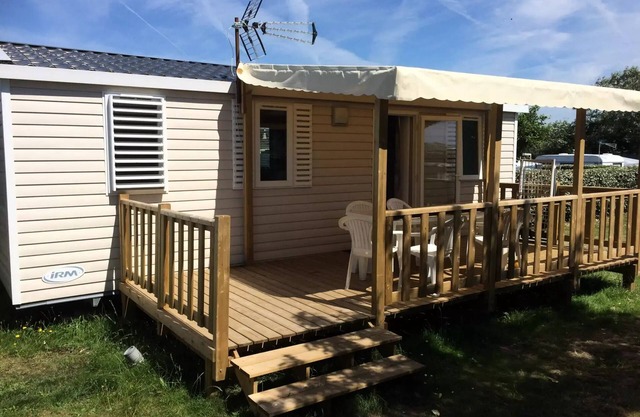 Flower Camping La Pointe du Talud * - Mobile home Comfort TITANIA 30m2 - 3 bedrooms + semi-covered terrace 15m2 6 people