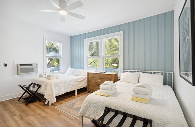 Folliday Inn: Room: The Dolphin: Room 36