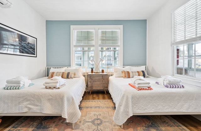 Folliday Inn- The Aquarama- Room 33, Large Pool, 1 Pet w/fee