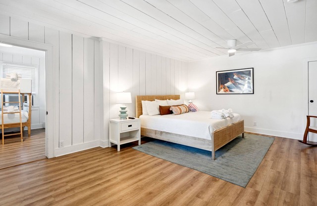 Folliday Inn - The Barrelback - Room 26, Large Pool, Pet Friendly