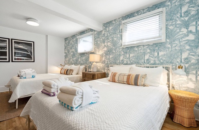Folliday Inn- The Runabout: Room 12