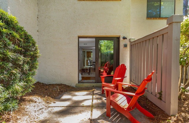Folly Field Family Villa | Walk to Beach, Community Pool