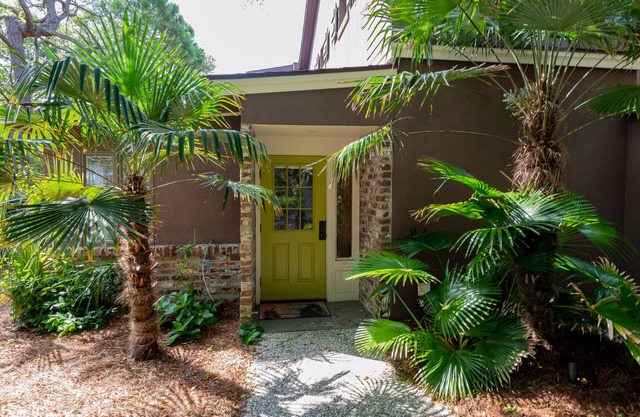 Folly Vacation 620 apartment w/bonus room, one block to the beach & pet friendly
