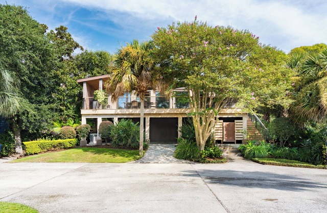 Folly Vacation 620 Three Bedroom Home, one block to the beach and pet friendly