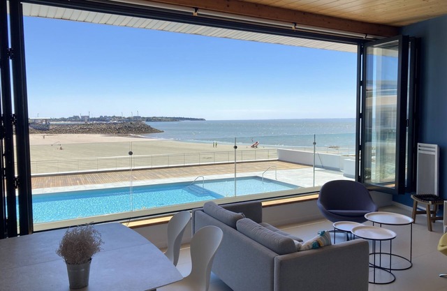 Foncillon beach, residence with swimming pool facing the sea